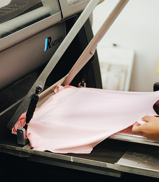 Produção de camisetas na fábrica da Fashioning